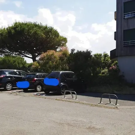 Bel Avec Parking, Face A La